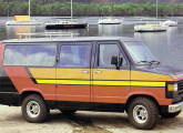 Em 1983 também a van ganhou opção de mais uma porta lateral, vidros maiores e janela com abertura basculante.