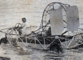 Protótipo de carro anfíbio movido por hélice construído em 1985 pelo engenheiro agrônomo gaúcho Telmo Flores de Siqueira; um segundo modelo de menor porte, com motor de 100 cv e cabine de fibra de vidro estaria sendo preparado, porém dele não se teve mais notícia (foto: Jurandir Silveira / Jornal do Brasil).