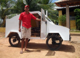 Areudo Rodrigues, agricultor e mecânico de Quixeramobim (CE) e o automóvel que construiu em casa, entre 2009 e 2011; o carro tem chassi metálico, carroceria de madeira e motor e rodas de motocicleta (fonte: Paulo André Hegedus / site asiladodenatal).