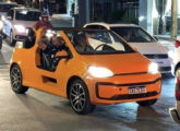 Buggy construído em Balneário Camoboriú (SC), em 2021, por Tiago Rodrigues; denominado Buggy-up, foi montado a partir de plataforma de um VW up! TSI, do qual foram aproveitados parte frontal, painel de instrumentos, volante, assentos dianteiros e para-choque traseiro, complementada por uma peça moldada em plástico reforçado com fibra de vidro com santoantônio integrado; as lanternas traseiras vieram do Renault Kwid (fonte: portal carrofeito).  