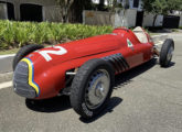 Magnífica réplica do monoposto Alfa Romeo 159, campeão de Fórmula 1 de 1950 e 1951; iniciativa do piloto e colecionador Paulo Loco, possui chassi tubular, carenagem em plástico reforçado com fibra de vidro, dois motores Alfa de quatro cilindros acoplados em linha com oito carburadores, alcançando cerca de 300 cv, e freios a disco nas quatro rodas (foto: Renato Belotte / autoentusiastas).