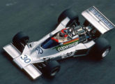 FD-04 com asas dianteiras separadas; com o carro de número 30, Emerson Fittipaldi tornou-se piloto oficial da sua escuderia (fonte: portal autoentusiastas).
