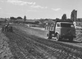Basculante FNM atuando em obra de abertura de avenida em Belo Horizonte (MG), em 1963 (fonte: Fotos Antigas de Belo Horizonte).