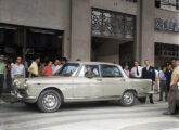 JK atrai curiosos nesta fotografia de março de 1960, no Rio de Janeiro (RJ), um mês antes do lançamento (fonte: Werner Keifer / O Globo).