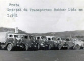 Verdadeira coleção de modelos FNM compunha a frota da gaúcha Transportes Bebber em 1961; fotografada em Marau (RS), dela faziam parte seis caminhões com diferentes cabines - Brasinca, Metro e de fábrica -, além de um Scania "penetra" (fonte: portal prati).
