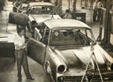 Na linha de fabricação, carrocerias JK em fase de preparação para pintura (foto: O Cruzeiro).