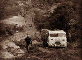 O caminhoneiro e seu FNM - heróicos desbravadores de nossas fronteiras em imagem da década de 70.