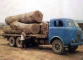 FNM transportando toras de madeira no interior do Paraná no final da década de 60.