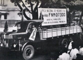Um dos caminhões conduzia cartaz anunciando sua capacidade de carga e consumo de combustível (fonte: Jorge A. Ferreira Jr.).