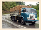Um caminhão para a vida toda: quase cinquentão Fenemê com cabine Brasinca de Guarapuava (PR), totalmente carregado, desce a Serra das Araras, na Via Dutra, em 2003 (foto: Marco Antônio Teixeira / alfafnm).