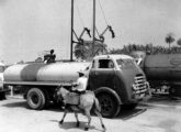 FNM com cabine Metro, em 1956 servindo à base da Esso em Belo Horizonte (MG) (fonte: Otávio Frota / Fotos Antigas de Belo Horizonte).