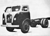 A nova cabine nacional da FNM, de 1955, ainda sem lanternas dianteiras e com setas mecânicas junto às janelas laterais (fonte: Jorge A. Ferreira Jr.).