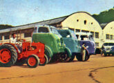 Trator agrícola e caminhão - os dois produtos da FNM perfilados diante da fábrica em 1956; note que os caminhões traziam cabines de origens diversas: Metro, FNM  e Brasinca (fonte: Jorge A. Ferreira Jr.).