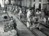 Linha de montagem de tratores Fiat na fábrica da FNM em 1956 (foto: Automóvel-Club).