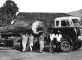 Um FNM com cabine Brasinca de segunda geração "puxa madeira" no oeste do Paraná no final da década de 50 (foto: Renato Cattalini / antigosverdeamarelo).