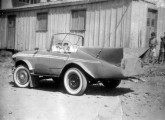 O pequeno carro anfíbio construído por João Luiz Fontanari em 1963 (fonte: Paulo André Hegedus).