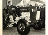 No Palácio do Alvorada, a Ford entrega ao Presidente JK o primeiro trator nacional da marca (foto: Manchete)