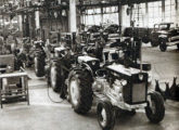 Fabricação dos tratores Ford em 1961, em linha paralela à montagem dos caminhões (fonte: O Cruzeiro).