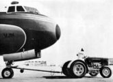 Trator 8 BR rebocando uma aeronave Elactra II da Varig em fotografia de 1965 (foto: Transporte Moderno).