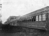 Em 1921, a crescente demanda pelo Ford T obrigou a empresa a expandir sua linha de montagem pela terceira vez, em dois anos, dessa vez transferindo-a para um grande prédio na rua Sólon, no bairro do Bom Retiro; a fotografia é de 1925 (fonte: Automóvel-Club).