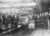 Na linha de montagem da Ford, solenidade de produção do centésimo milésimo caminhão brasileiro da marca (fonte: Automóveis & Acessórios).