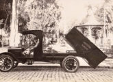 Caminhão Ford com carroceria basculante pertencente à Prefeitura Municipal de Manaus (AM); a fotografia é de 1933 (fonte: Manaus Sorriso).