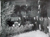 Stand da Ford na III Exposição de Automobilismo de São Paulo, em dezembro de 1925; a imagem registra a visita de Washington Luís, Governador do Estado recém eleito Presidente da República (fonte: Automóvel-Club).