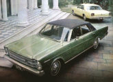 Ford LTD 1969 e, ao fundo, Galaxie 500.