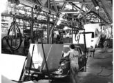 Montagem mecânica do Cordel: note o macacão do trabalhador, indicando que a foto foi tomada na antiga fábrica da Willys (fonte: Jorge A. Ferreira Jr. / Anfavea).