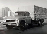 Fotografia oficial da Ford anunciando a "nova linha de caminhões da Ford-Willys para 1971" (fonte: Jorge A. Ferreira Jr.).