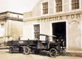 Caminhão Ford TT com reboque, diante de uma oficina mecânica especializada de Itajaí (SC) em 1925 (fonte: site antigosverdeamarelo).