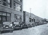 "Uma parte da produção diária da Companhia Ford" (Modelo A) diante da fábrica do Bom Retiro em maio de 1929 (fonte: Automóvel-Club).