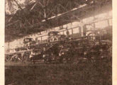 Automóveis e caminhões em linhas de montagem paralelas na fábrica Ford do Bom Retiro, em 1948 (foto: Automóveis & Acessórios).