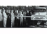 Agosto de 1957: o primeiro caminhão Ford brasileiro deixa a linha de montagem (fonte: Automóveis & Acessórios).