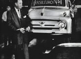 O Diretor da Ford brasileira corta a fita inaugural da linha de montagem do caminhão (fonte: Jorge A. Ferreira Jr.).