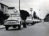 A primeira série de caminhões Ford nacionais desfila em São Paulo em 1957 (fonte: Jorge A. Ferreira Jr. / Anfavea).