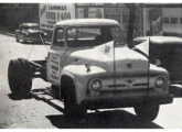 Um dos caminhões Ford nacionais durante o desfile (foto: Automóveis & Acessórios).