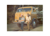 FNM V12 1968, também com cabine Gabardo; a fotografia, com o então proprietário do caminhão Hamilton Toso, foi tomada em 1979 (fonte: site alfafnm).
