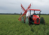 Trator GHRE 57 equipado com pulverizador, no cultivo de arroz.