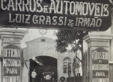 Oficina dos irmãos Grassi, no centro de São Paulo; começando como fábrica de carroças, logo se transformou em "Indústria de Carros e Automóveis".