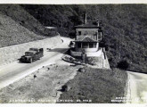 O mesmo ônibus, descendo o Caminho do Mar – antiga ligação São Paulo-Santos – em cartão postal dos anos 40.