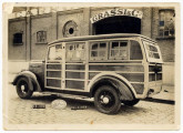 Caminhonete com carroceria de madeira, construída em 1938 sobre caminhão leve International.