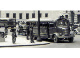 Ônibus GMC 1939 com carroceria Grassi, apelidado "Bulldog", na frota urbana de São Paulo, em um detalhe de cartão postal do final da década de 40.