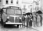 Outro Volvo-Grassi da Pássaro Marrom diante da Basílica de Aparecida (SP), em fotografia de 1949 (fonte: João Marcos Turnbull).