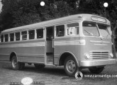 Ônibus de 1950 sobre chassi de caminão Ford (fonte: site carroantigo).
