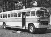 Modelo de transição, este ônibus urbano de 1955 sobre chassi ACLO traz dois elementos de estilo que se perpetuarão na década seguinte: para-bisas panorâmicos e janelas de correr, em lugar de guilhotina.