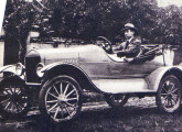 Fotografia de época, mostrando mais um Ford T 1919 com carroceria Grassi; três anos depois, foi o primeiro a percorrer o trajeto entre Bauru e Jaú, no interior de São Paulo.