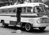 Microônibus com motor integrado ao salão e estilo "futurista", de 1957; o carro foi montado sobre os primeiros chassis Mercedes-Benz nacionais; os para-brisas curvos e as colunas inclinadas seriam logo abandonados.