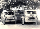Da mesma época é este outro rodoviário da Itapemirim (à direita), porém sobre o rústico chassi nacional FNM (note as pequenas diferenças com relação ao modelo anterior, mostrado um pouco atrás); o ônibus da esquerda, também Grassi, foi construído sobre caminhão Ford norte-americano 1954. 