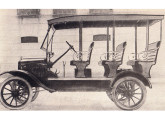 Ford TT com carroceria "mamãe-me-leva" para 12 passageiros: com este "equipamento" teve início o transporte coletivo por ônibus em muitas cidades brasileiras.